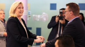bfmtv-nazval-osnovnogo-konkurenta-le-pen-na-prezidentskih-vyborah-cbd979a.jpg
